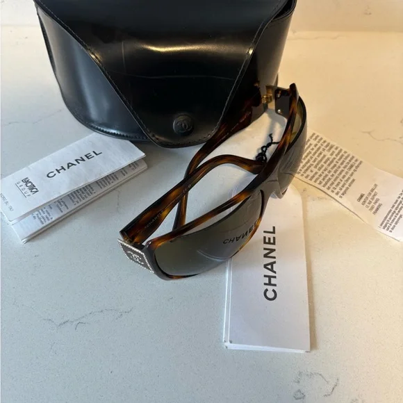 CHANEL Tortoiseshell Sunglasses with Logo - Picture 6 of 10